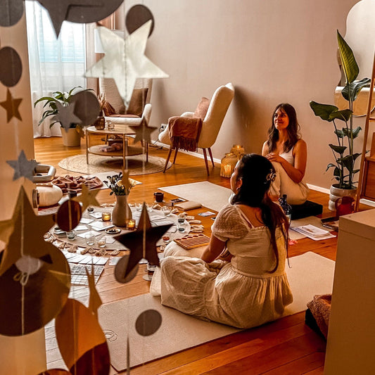 Zwei Frauen sitzen im Kreis bei einem Frauenkreis im Soul Space in Augsburg